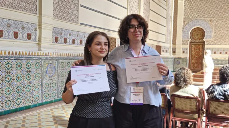 Dos premiadas de los Premios GENDERCOM 2026 con sus diplomas